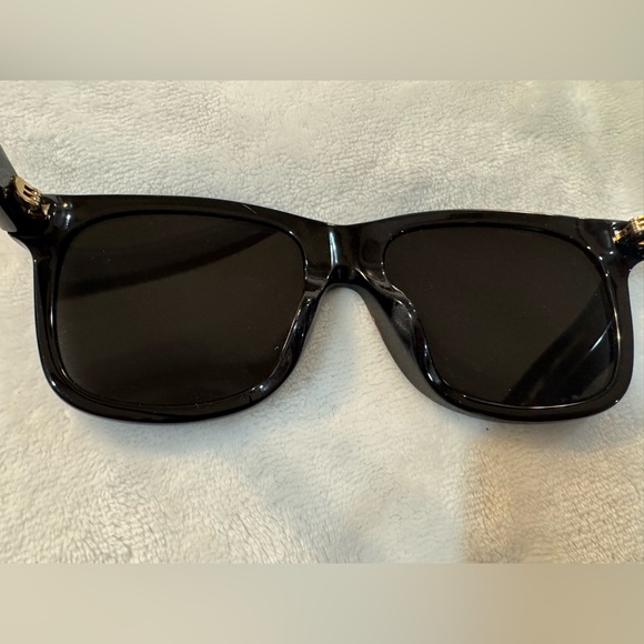 Like new-Authentic Gucci sunglasses, plastic W/colorful design, Gucci case - Picture 5 of 7